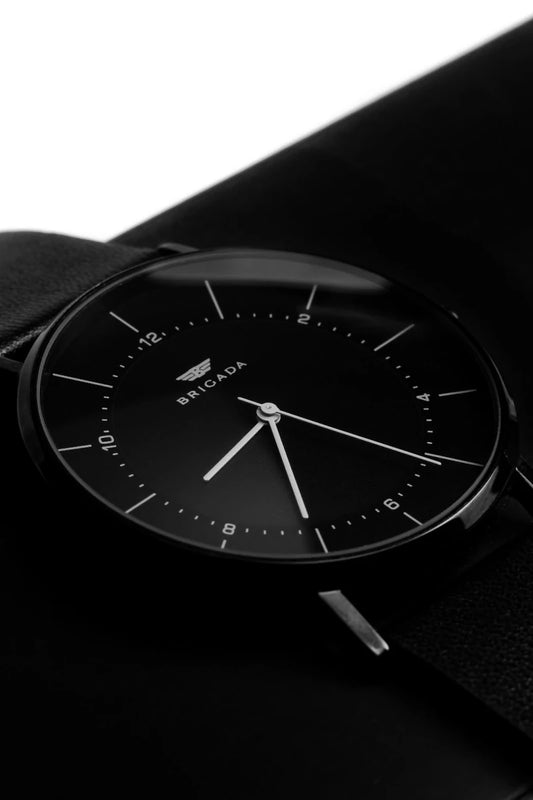 Accessorizing Your Office Look: Less is More - AMVIM