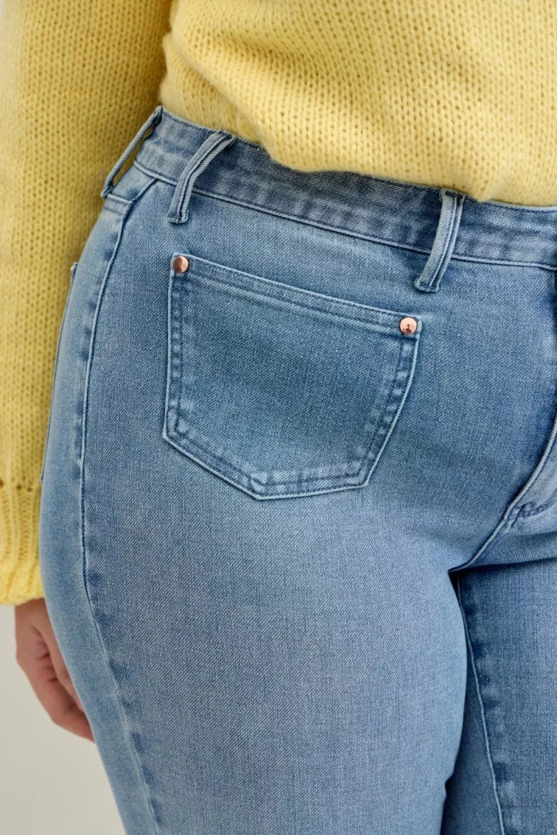 Judy Blue Plus Size Mid Rise Bootcut Jeans with Contrast Wash &amp; Front Pockets - AMVIM